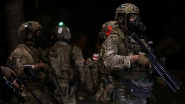 Вооруженные люди в камуфляжной военной форме