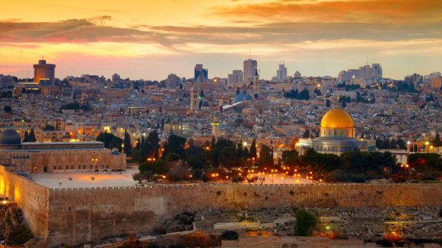 Construções históricas e prédios modernos sob o entardecer em Jerusalém