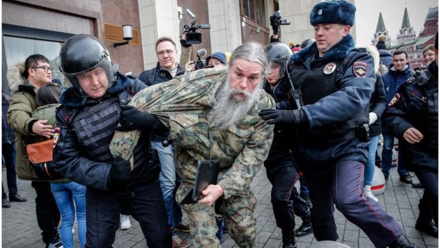 У Москві затримують людей на Манежній і на Пушкінській площах