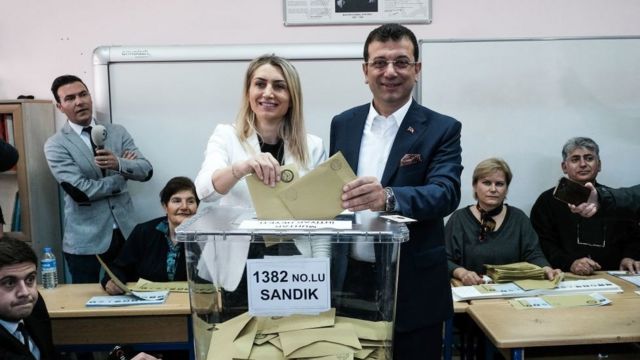 إمام أوغلو وزوجته خلال انتخابات عام 2019
