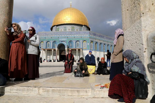 หญิงมุสลิมรอเข้าร่วมพิธีละหมาดวันศุกร์ที่ด้านหน้าโดมแห่งศิลา (Dome of the Rock) ในนครเยรูซาเลม