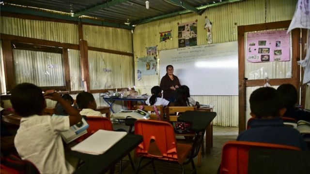 Miles de niños mexicanos toman clases en escuelas deterioradas.