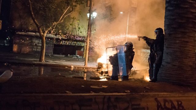 Carabineros disparan durante la protesta en Chile.