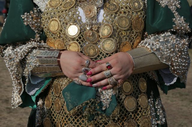 Pored zlatnih dukata, žene krase i mnogi drugi detalji i vidu skupocenog nakita.