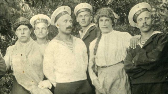 Rus denizciler 1916'da kadın kıyafeti giyen genç erkeklerle birlikte