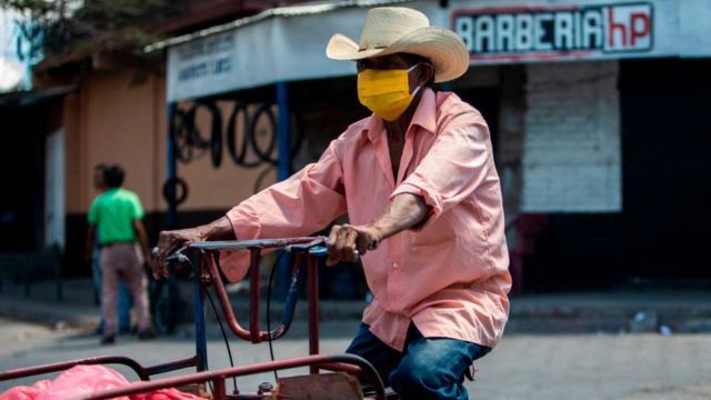 Hombre con mascarilla en Nicaragua