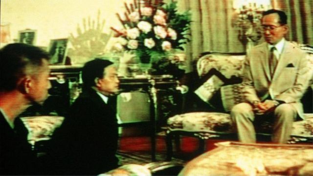 สถานีโทรทัศน์แพร่ภาพ ร. 9 โปรดเกล้าฯ ให้ พล.อ. สุจินดา คราประยูร และ พล.ต. จำลอง ศรีเมือง เข้าเฝ้าฯ รับพระราชทานกระแสพระราชดำรัสเพื่อเตือนสติ เมื่อวันที่ 20 พ.ค. 2535