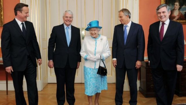 2012年，女王和她的首相们: 卡梅伦、梅杰、布莱尔、戈登·布朗（右一）(photo:BBC)