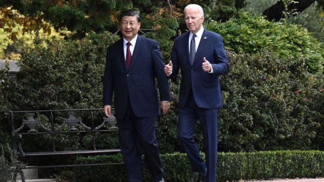 美國總統拜登（右）和中國國家主席習近平在會晤后一起散步。