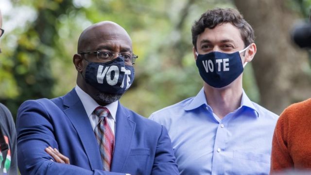 Raphael Warnock (a la izquierda) y Jon Ossoff