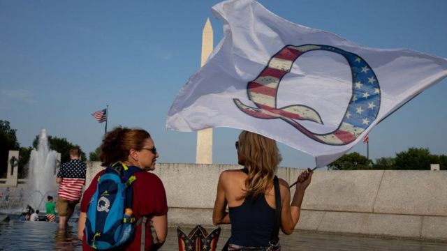 Duas mulheres em manifestação do QAnon em Washington