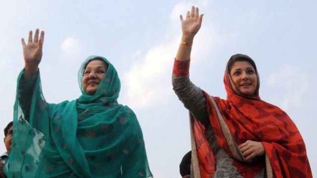 Dhanka midig Maryam Nawaz gabadha ay dhashay, dhanka bidixna waa Kulsoom Nawaz xaaska Nawaz Sharif