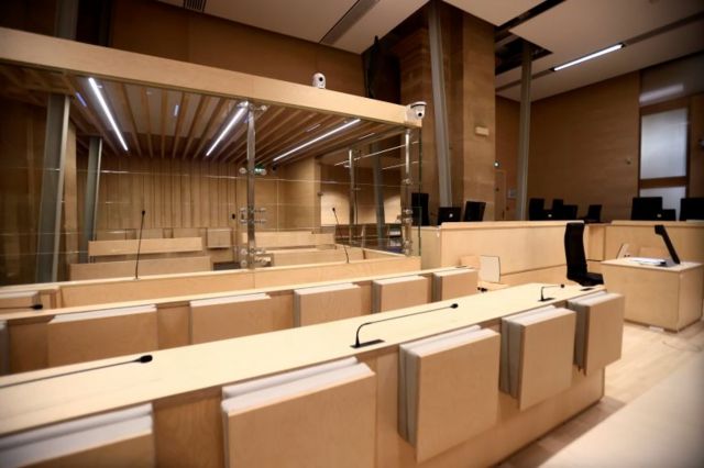 در دادگاه ۶۰۰ صندلی در نظر گرفته شده و دو اتاق ویژه نیز محل حضور مطبوعات و اقوام قربانیان است