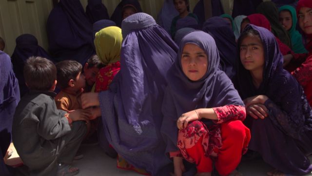 Pacientes em uma clínica em uma área controlada pelo Talibã