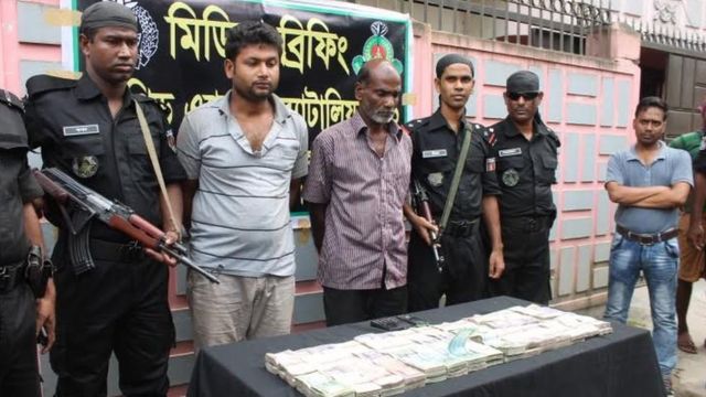 মুক্তিপণের টাকা এবং দুইজন কথিত অপহরণকারীর সঙ্গে র্যাব সদস্যরা