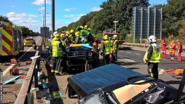 Les pompiers délivrant Pape Souaré de son vehicule