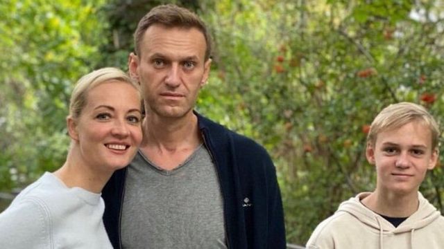 Alexei Navalny mientras se recuperaba en Berlín con su esposa Yulia y su hijo Zakhar.