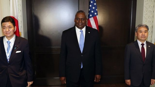 South Korean Defense Minister Lee Jong-seop (right), U.S. Defense Secretary Lloyd Austin (center), and Japanese Defense Minister Nobuo Kishi met at the Asian Security Conference (Shangri-La Dialogue)