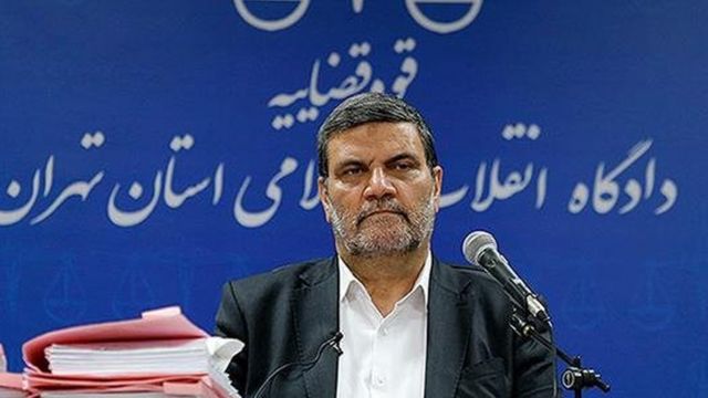 حکم اولیه دادگاه علیه رضا اسلامی از سوی ابوالقاسم صلواتی صادر شده بود که به دلیل کارنامه قضایی اش در نقض حقوق شهروندان ایرانی از سوی اتحادیه اروپا و ایالات متحده تحریم شده است