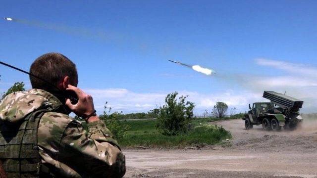 راجمة صواريخ روسية تقصف مواقع القوات الأوكرانية في دونتسك