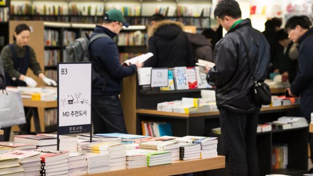 서점에서 책을 읽고 있는 사람들