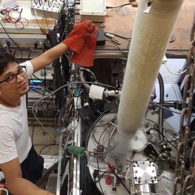 El físico Manohar Kumar en el laboratorio.