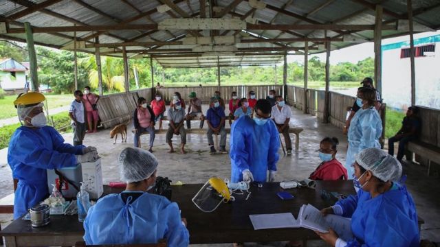 Residentes idosos recebem a vacina Pfizer-BioNTech contra covid na comunidade Santa Maria de Ojial, em Iquitos, Peru, 15 de maio de 2021.