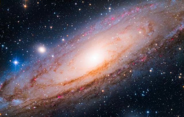 இது ஆண்ட்ரோமெடா கேலக்ஸி (Andromeda Galaxy). இந்த ஆண்டின் சிறந்த இளம் வானியல் புகைப்படக் கலைஞருக்கான விருதை வென்ற புகைப்படம்.