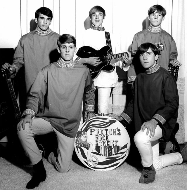 Brian (izq.) con su banda de rock a finales de la década de 1960.