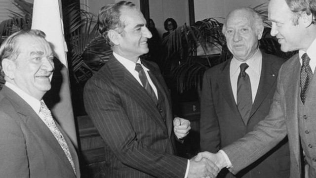 سناتور جاویتس (نفر دوم از سمت راست) رابطه خوبی با خانواده پهلوی داشت. او در مدت هشت روز اولین قطعنامه سنای آمریکا علیه دادگاه‌های انقلاب را به مرحله رأی‌گیری و تصویب رساند