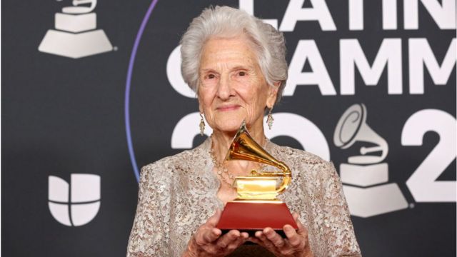 Ángela Álvarez, de 95 años, fue elegida como mejor nueva artista junto con la mexicana Silvana Estrada.