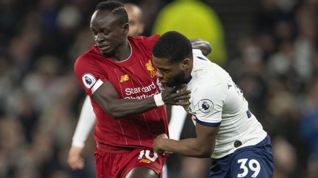 Japhet Tanganga wa Spurs (kulia) akichuana na Sadio Mane wa Liverpool