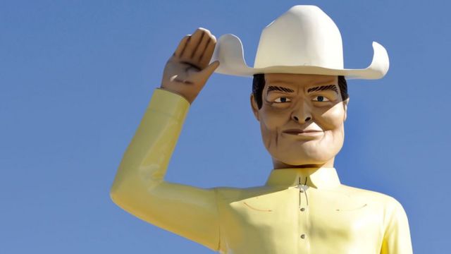 Hombre Mofle versión vaquero, en la ruta 66 a la altura de Amarillo, Texas