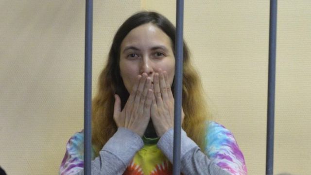 Художницу Сашу Скочиленко начали судить за антивоенные ценники в магазине Bbc News Русская 4082