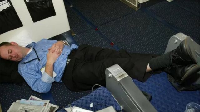 你会这样在飞机上休息吗？(photo:BBC)