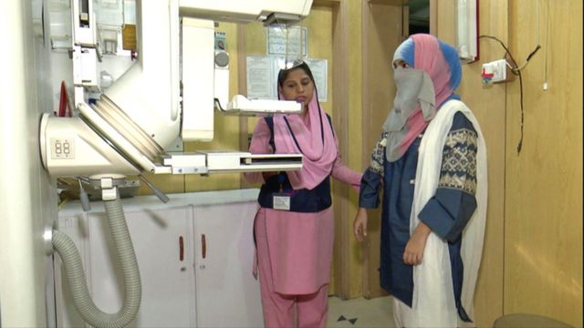 Sobia bersiap untuk mammogram di Lahore.