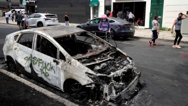 Auto de policía quemado en Los Ángeles