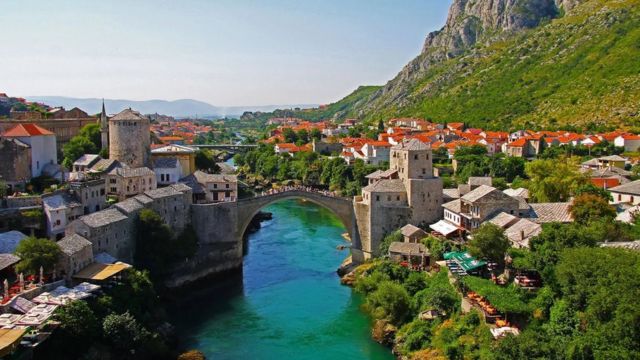 Bosnia, batu nisan