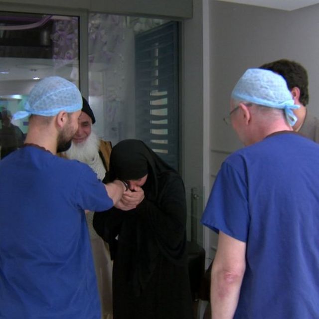 Zanaib beija as mãos dos médicos após operação de Safa e Marwa