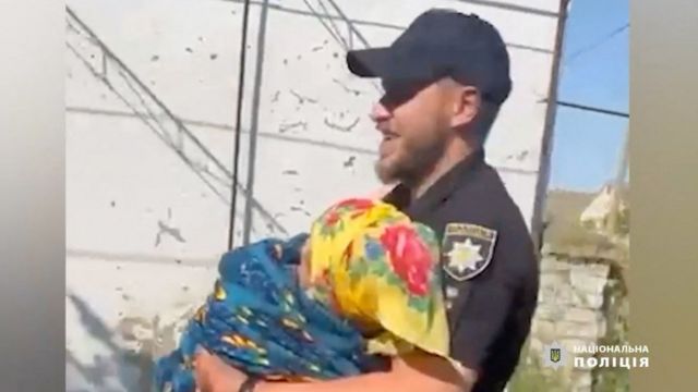 Поліцейський виносить жінку на Херсонщині