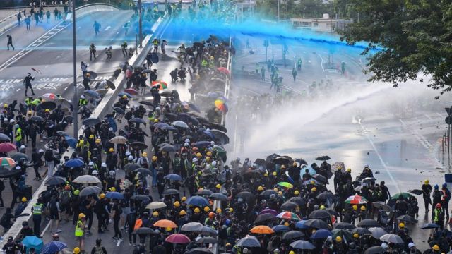 警方使用水炮車驅散人群。