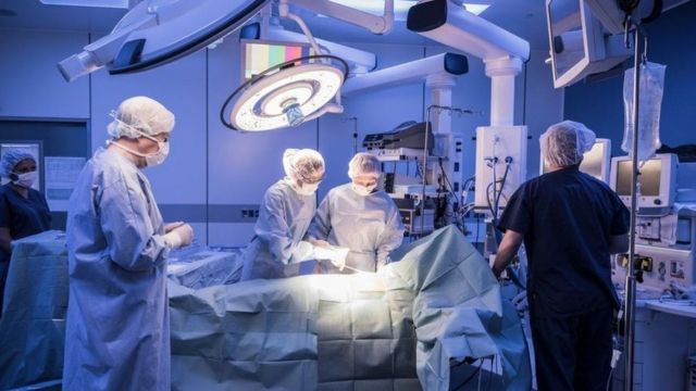 كيف تمكن الأطباء من إجراء عمليات جراحية في القلب وهو ينبض؟ - BBC News عربي