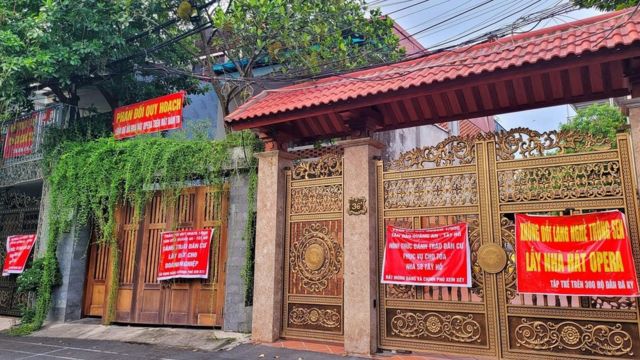 Người dân treo băng rôn trước nhà phản đối đồ án quy hoạch 1/500 tại bán đảo Quảng An
