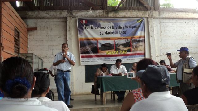 Víctor Zambrano dando charla a dirigentes locales