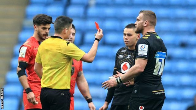 Toulouse's Anthony Jelonch receives a yellow card from referee Chris  News Photo - Getty Images
