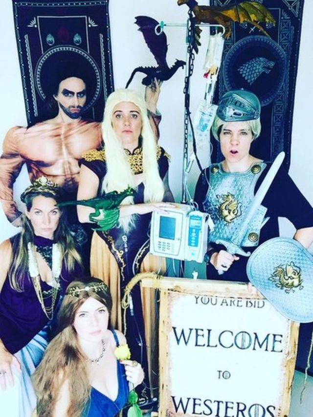 Karen Walsh y sus amigos disfrazados de personajes de Juego de Tronos.