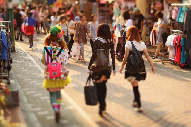 Compradores caminham pela Takeshita Street em Harajuku em 25 de maio de 2010 em Tóquio, Japão