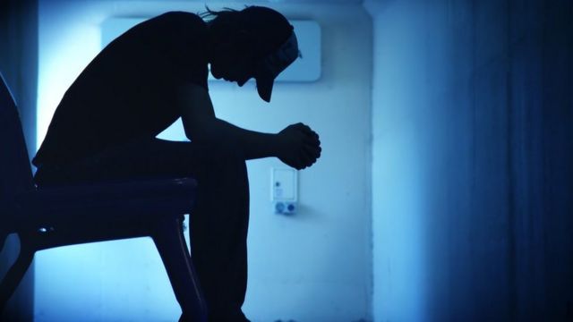Adolescente cabisbaixo