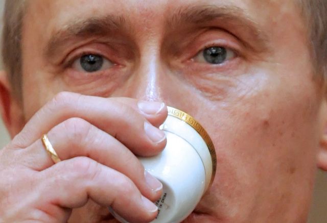 Putin tomando café
