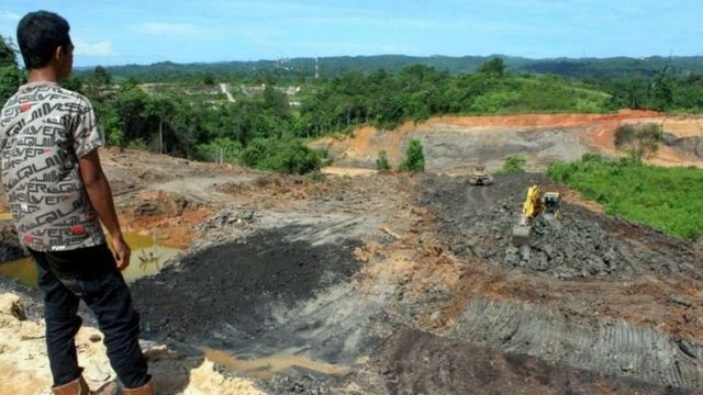 Seorang pekerja penambangan batu bara di luar Kota Samarinda, Kalimantan Timur.